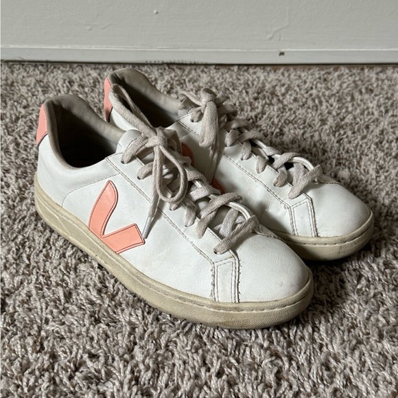 Veja 8 Urca Bicolor Low-Top Sneakers in Pink and White - Picture 2 of 9
